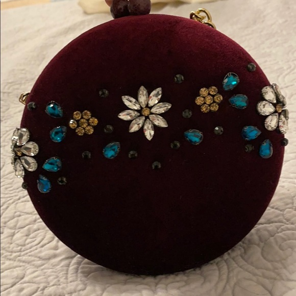 A purse - Picture 2 of 4